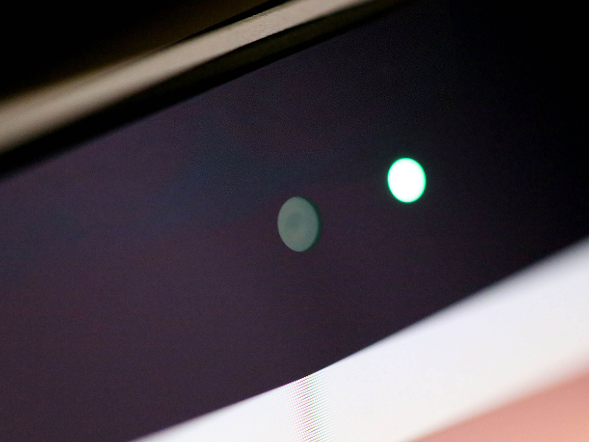    В старых и более продвинутых «Маках» зелёная точка реализована в виде отдельного светодиода. Изображение: imore.com