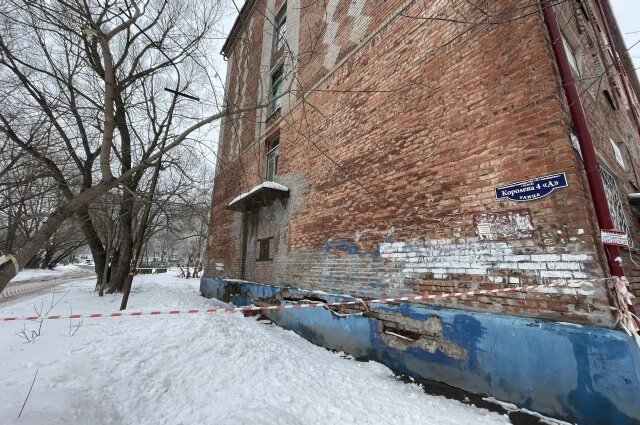    Дом огорожен сигнальной лентой. Фото: omsk.aif.ru// Александра Левашова