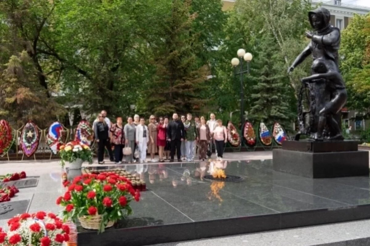    Активисты Центра поддержки украинских переселенцев у Вечного Огня в Белгороде.