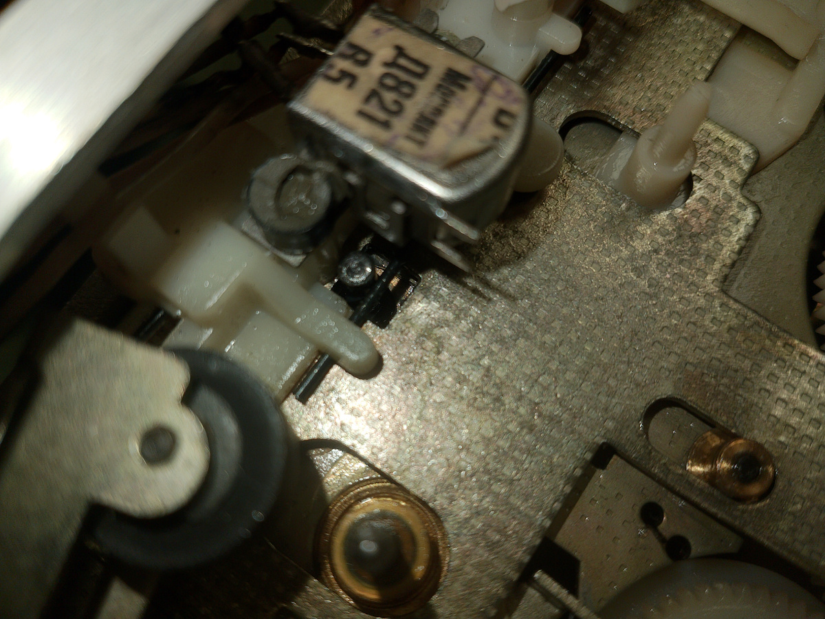 Шток в центре фото, рядом с головкой. Имеет утолщенную часть в месте крепления к рычагу. Вот она при перекосе и подклинивает в отверстии планки ЛПМ.