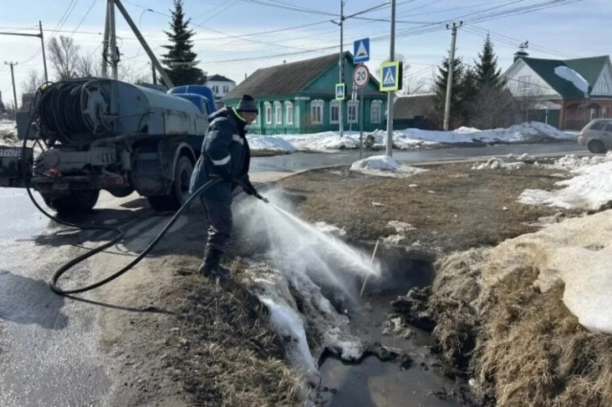    На Мостовой расчищают канавы, на плотине в Ишеевке сбрасывают воду