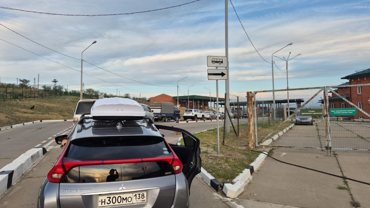 Граница. Тожет отправили в самый конец очереди, хотя мотоциклы должны проходить вне очереди.. На Монгольской стороне меня, как и положено, оформили вне очереди.