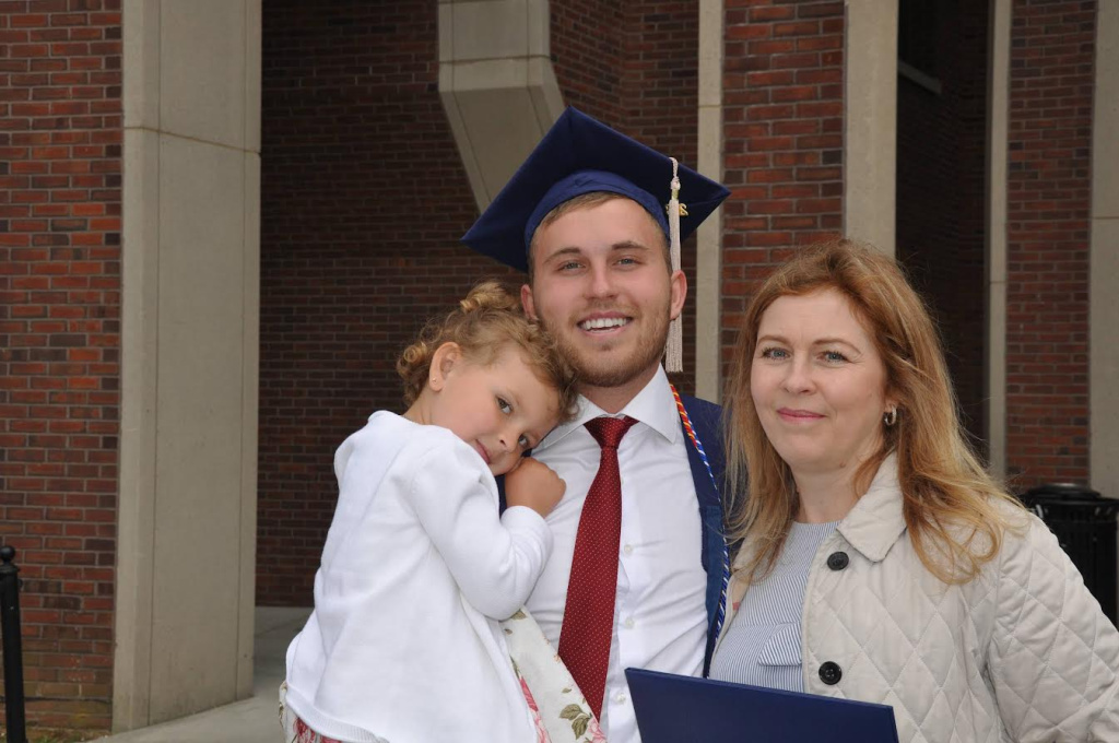 Игорь Лаконцев (с мамой и младшей сестрой). Фотография предоставлена Игорем Лаконцевым