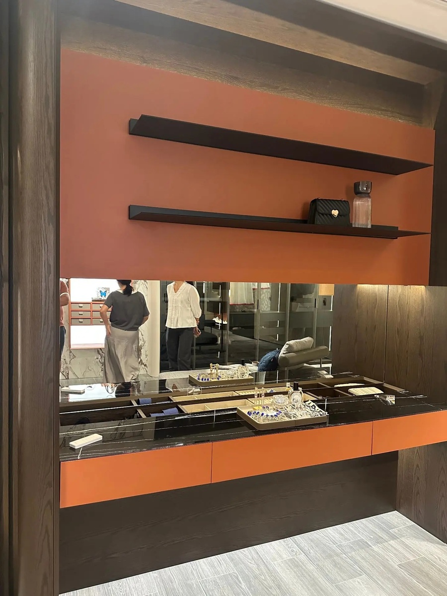 Когда мы беремся за новый объект, и дело идет к обустройству гардеробной, я всегда задаю Клиенту вопрос: «Что будет хранится ценное, что-то, что Вы хотели бы спрятать, и при этом иметь под рукой?».