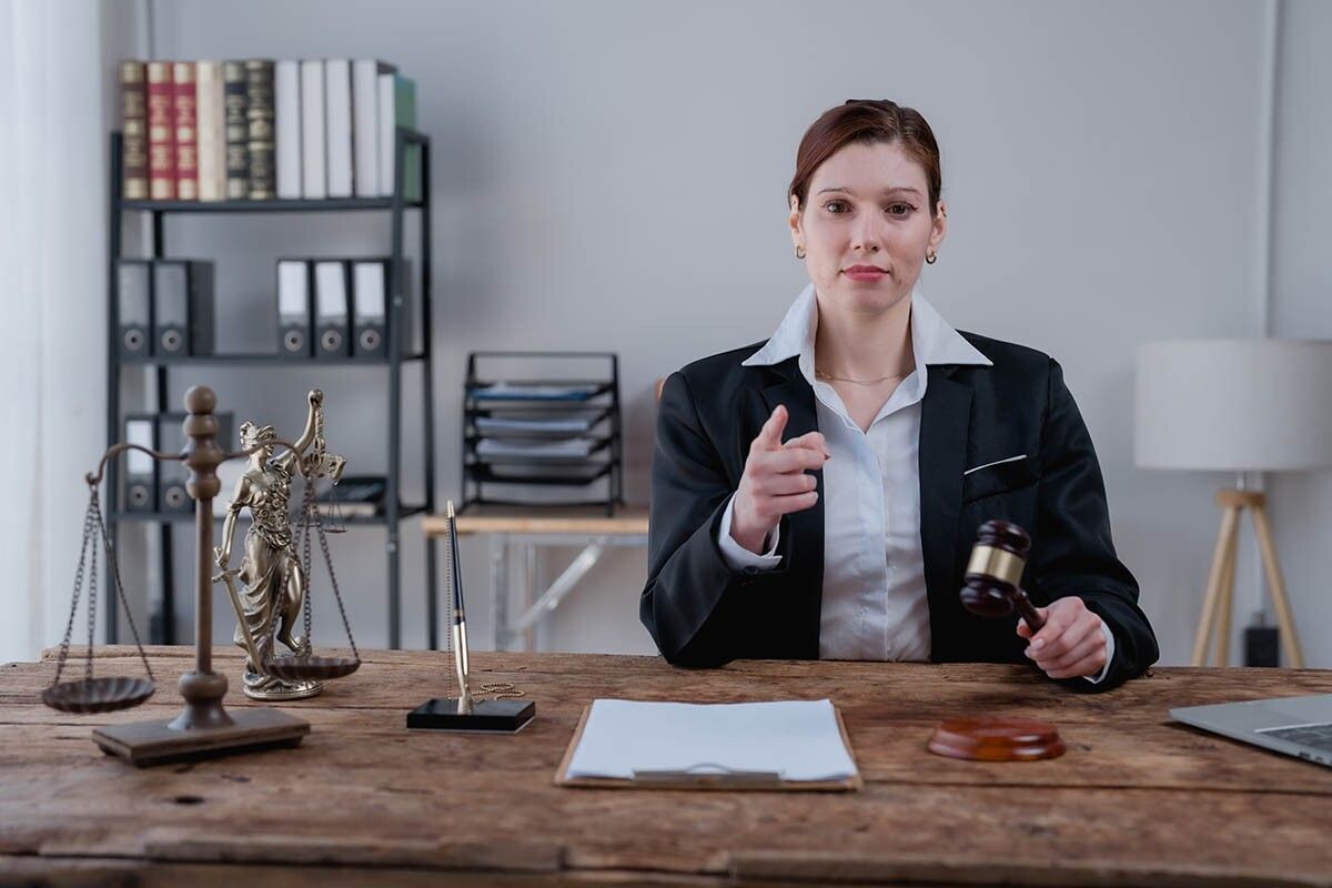 В судах и банках важно соблюсти все формальности. Источник: Suwatchai Wongaong / Shutterstock / FOTODOM📷
