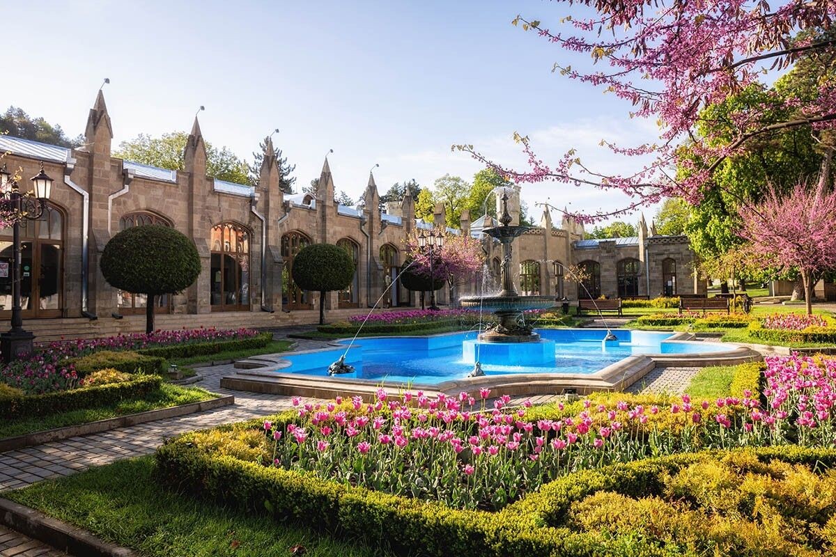 В России много мест, куда стоит поехать отдыхать весной. Источник: Yulia_B / Shutterstock / FOTODOM📷
