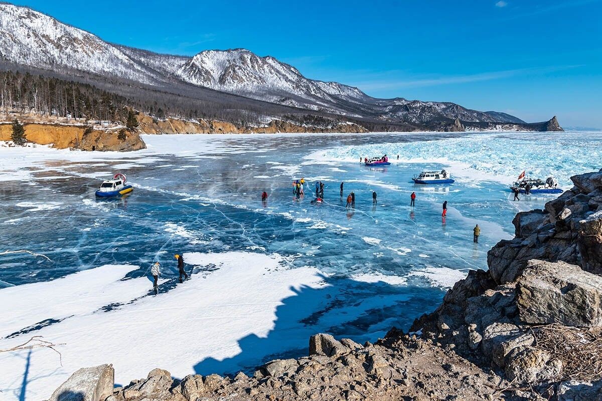 Езжайте на подготовленных автомобилях-вездеходах, чтобы увидеть красоты озера. Источник: Artem Tkachuk / Shutterstock / FOTODOM📷
