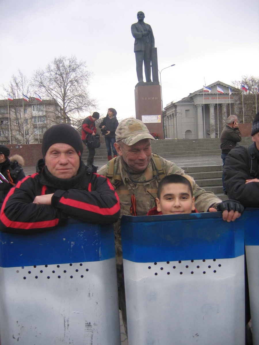 Слава вместе с нашими защитниками. Фото Н. Дрёмовой.