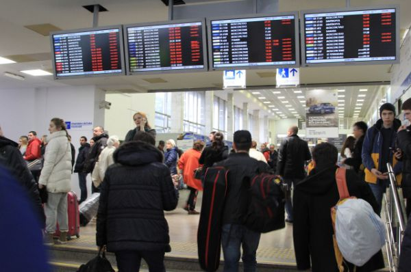 Все рейсы были отменены. О чем свидетельствует информационное табло.
Фото: «АиФ» / Виталий Колбасин