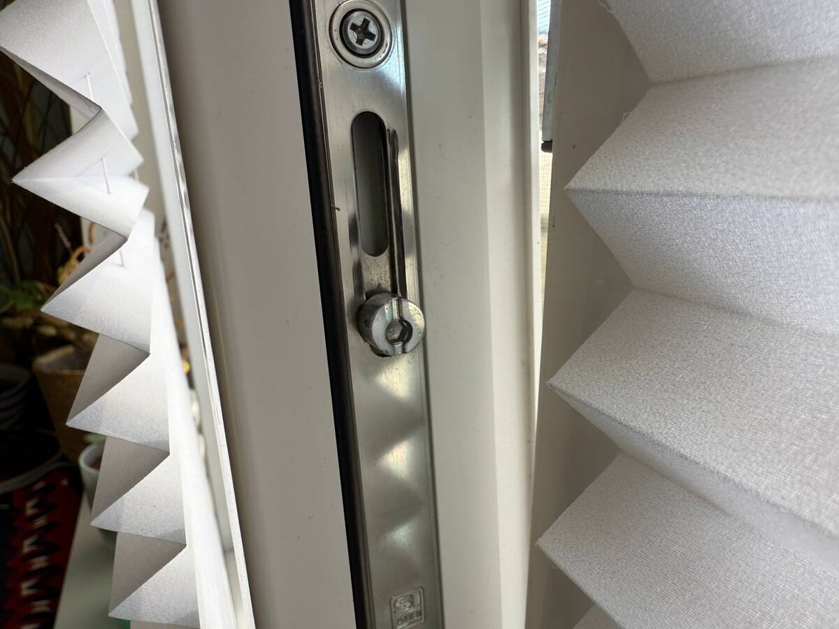 Эксцентрики (цапфы), как правило их несколько штук на створке по всему периметру!