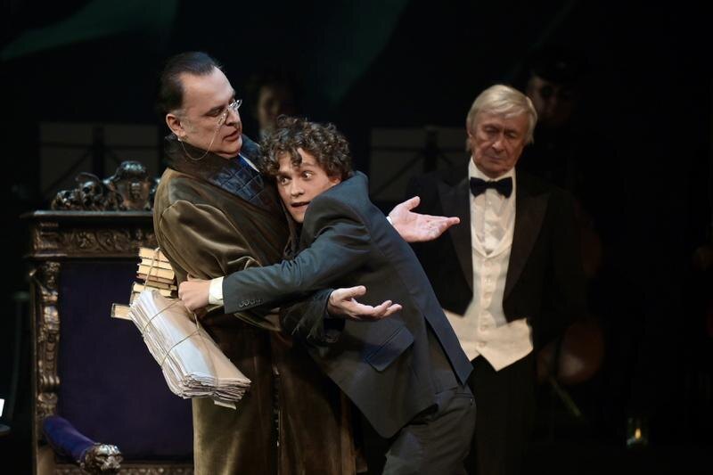    «Обыкновенная» история – противостояние двух антиподов, двух миров и разных ценностей в жизни. Адуев-старший – заслуженный артист России Илья Скворцов, Адуев-младший – Владислав Пивнев. Фото: Полина Зиновьева, «Областная газета»