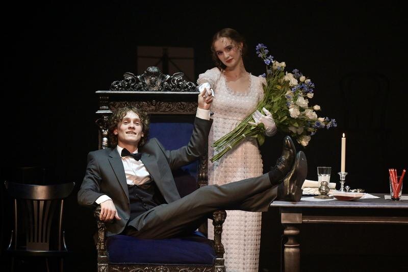 Ну, чем не парвеню (от фр. parvenu – «добившийся успеха», «выскочка»)? Александр Адуев – арт. Владислав Пивнев. Фото: Полина Зиновьева, «Областная газета»