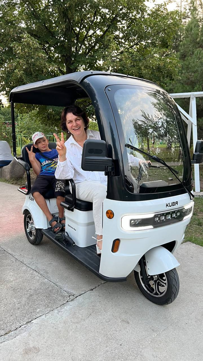 Тамрико с участником образовательных курсов в своей усадьбе 