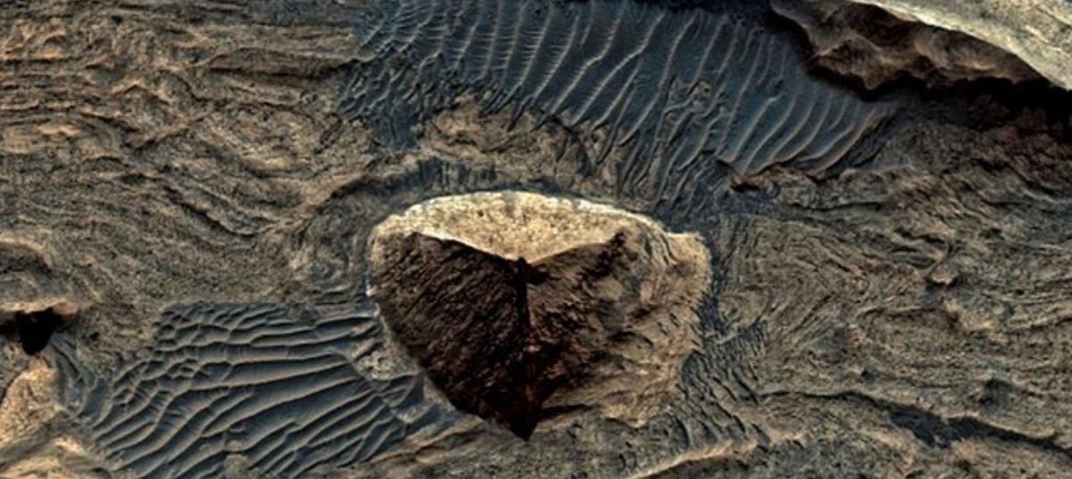 На снимках Марса заметили объект "трёхгранной пирамиды" сравнимой по размерам с египетскими и это снова вызвало споры среди исследователей