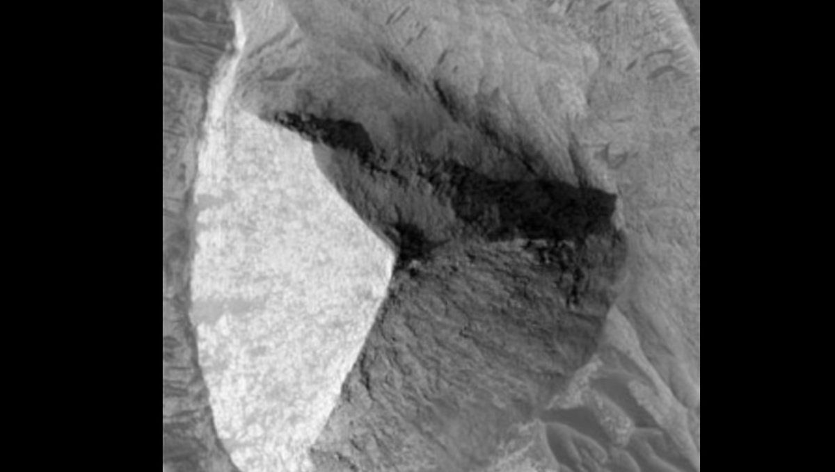 На снимках Марса заметили объект "трёхгранной пирамиды" сравнимой по размерам с египетскими и это снова вызвало споры среди исследователей