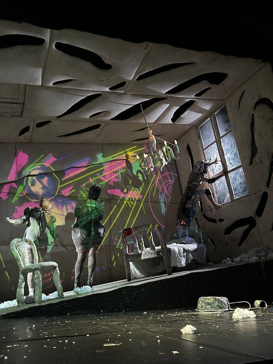 Сцена из спектакля «Превращение». Театр «Мастерская» (СПБ). Фото автора.