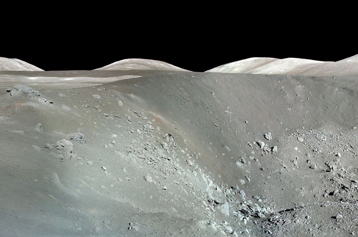 На склоне лунного кратера, 12 декабря 1972 год / архив NASA 