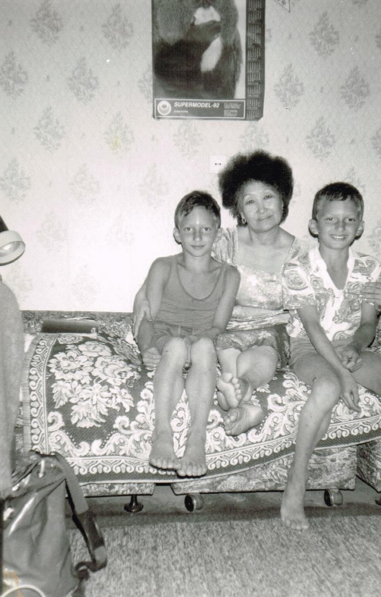 Я, баба Женя, мой брат Глеб. Московская область, деревня Поярково, 1992 год.