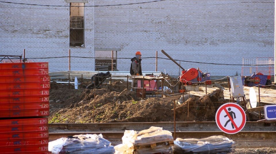    Строительная площадка для "суперполиклиники" на ул. Попова, 128. Февраль 2026 года. Источник: Виталий Барабаш/"Толк"