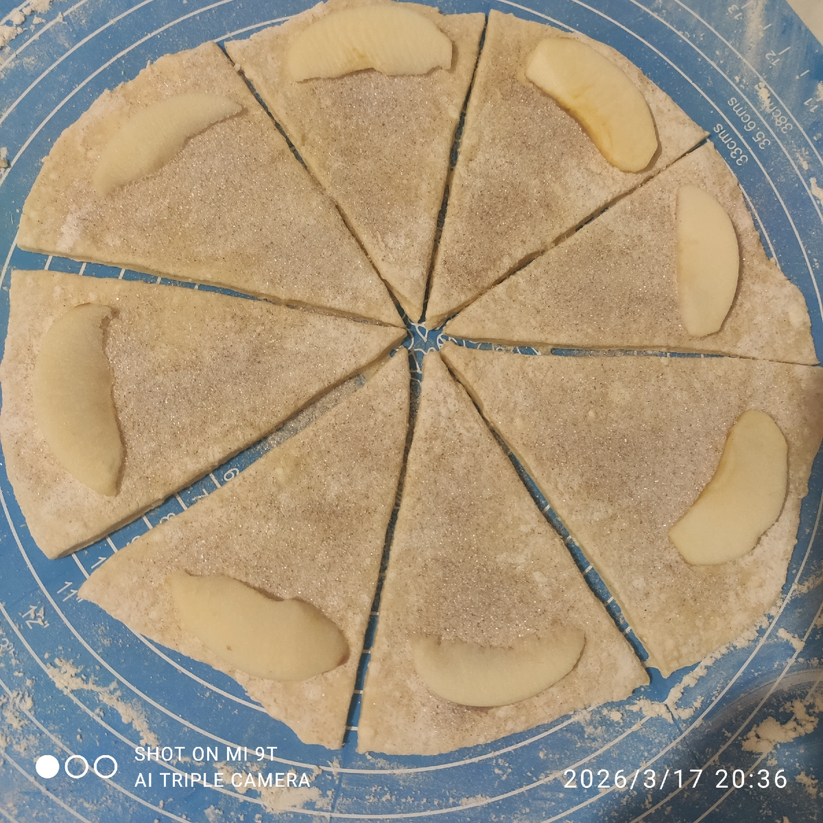 Рогалики в процессе приготовления 