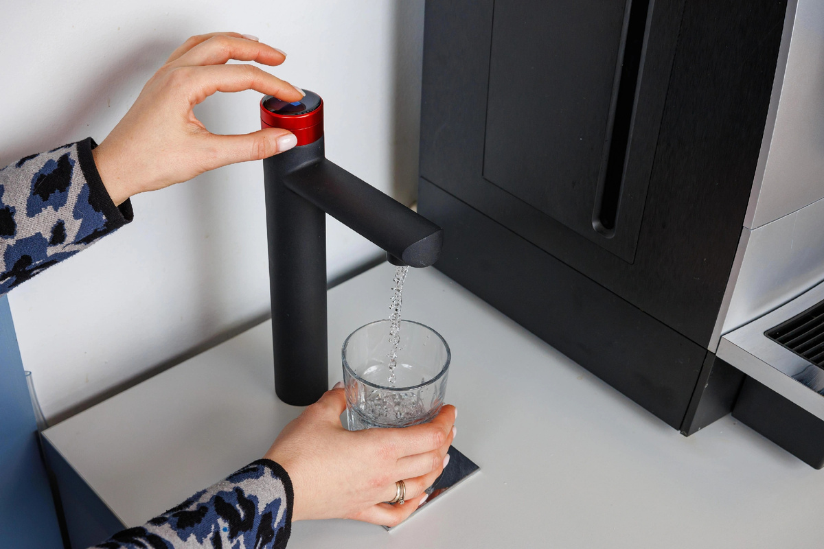 Всё чаще мужчин в униформе с бутылями на плечах заменяет оборудование компании «Водоробот». Умные пурифайеры, питьевые фонтанчики, диспенсеры и панели вытесняют кулеры в организациях Екатеринбурга