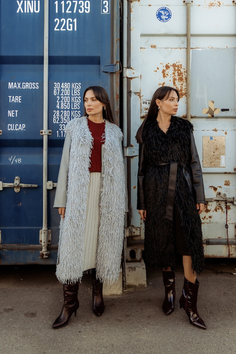 Ирина и Марина Мамутины в шубах из перьев