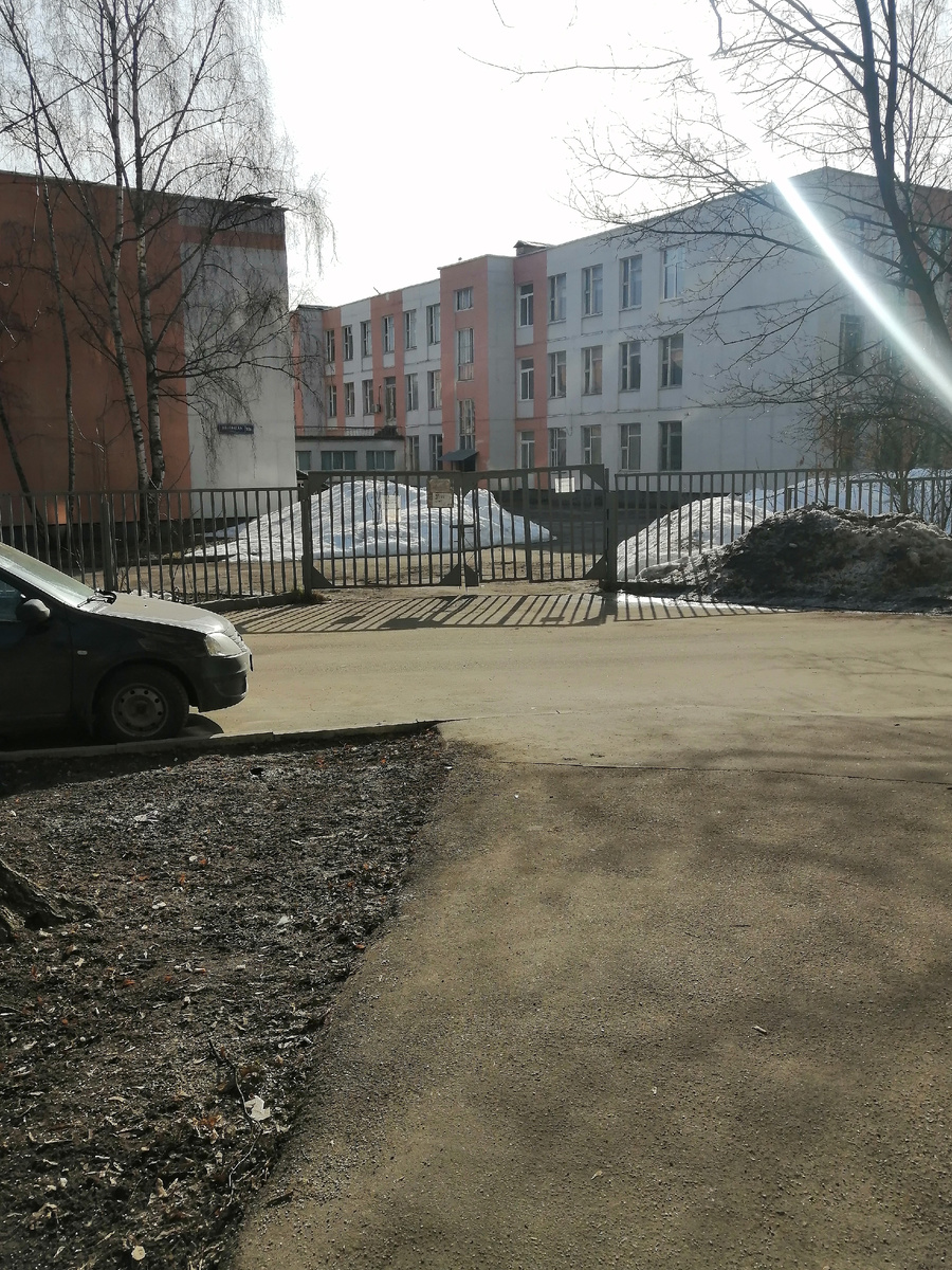 Это моя школа где я училась. Приехала в район где жила моя мама.