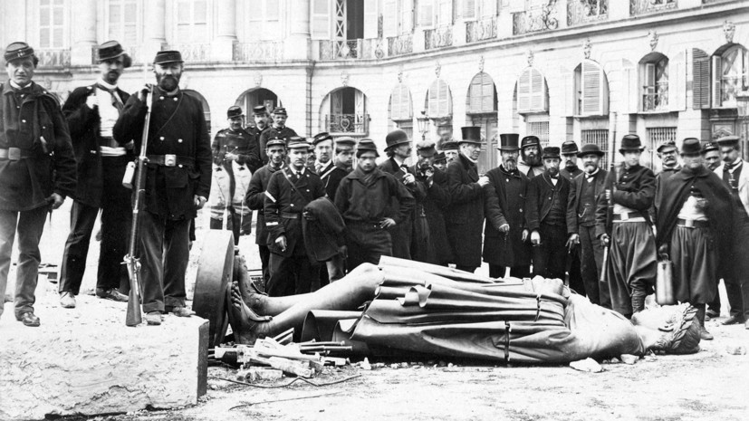     После поражений французской армии в Франко-прусской войне 1870—1871 годов в Париже начались революционные выступления. После пленения Наполеона III в 1870-м во Франции восстановили республику. В феврале 1871-го правительство возглавил Адольф Тьер, бывший монархист, заключивший мир с Пруссией  Общественное достояние