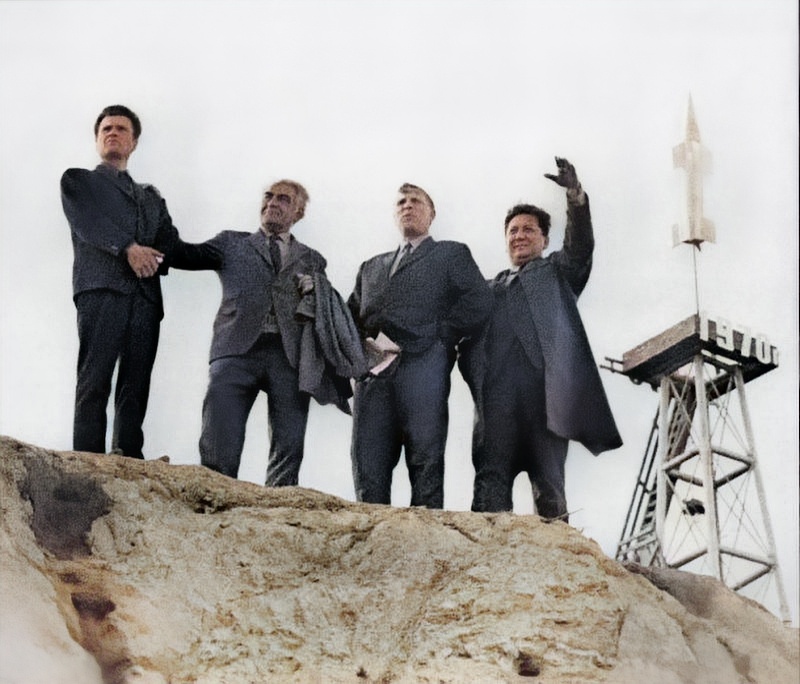 Р-Ю. Г. Эрвье, второй слева