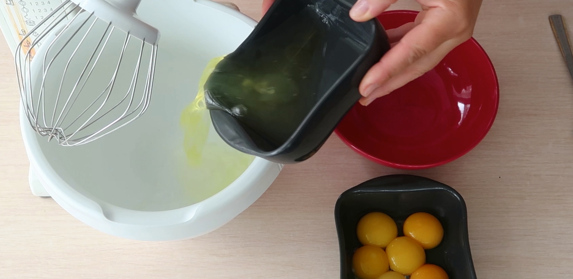 Разделяем яйца на белки и желтки