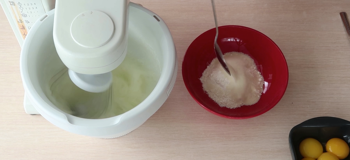 Смешиваем муку, разрыхлитель и манную крупу