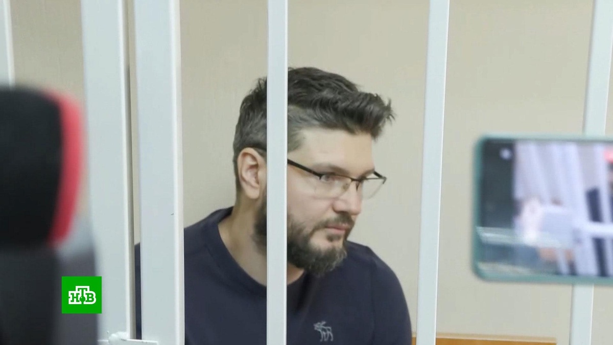    Стас Намин пришел на первое заседание по делу об убийстве пасынком сына и тещи