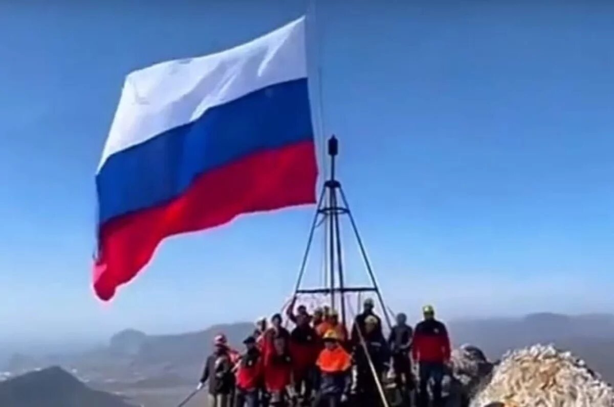    Крымские спасатели установили флаг России на хребте Таракташ