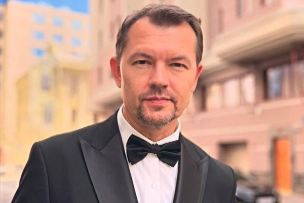 Он пришёл к успеху после 40 и заново построил семью: история Алексея Фатеева