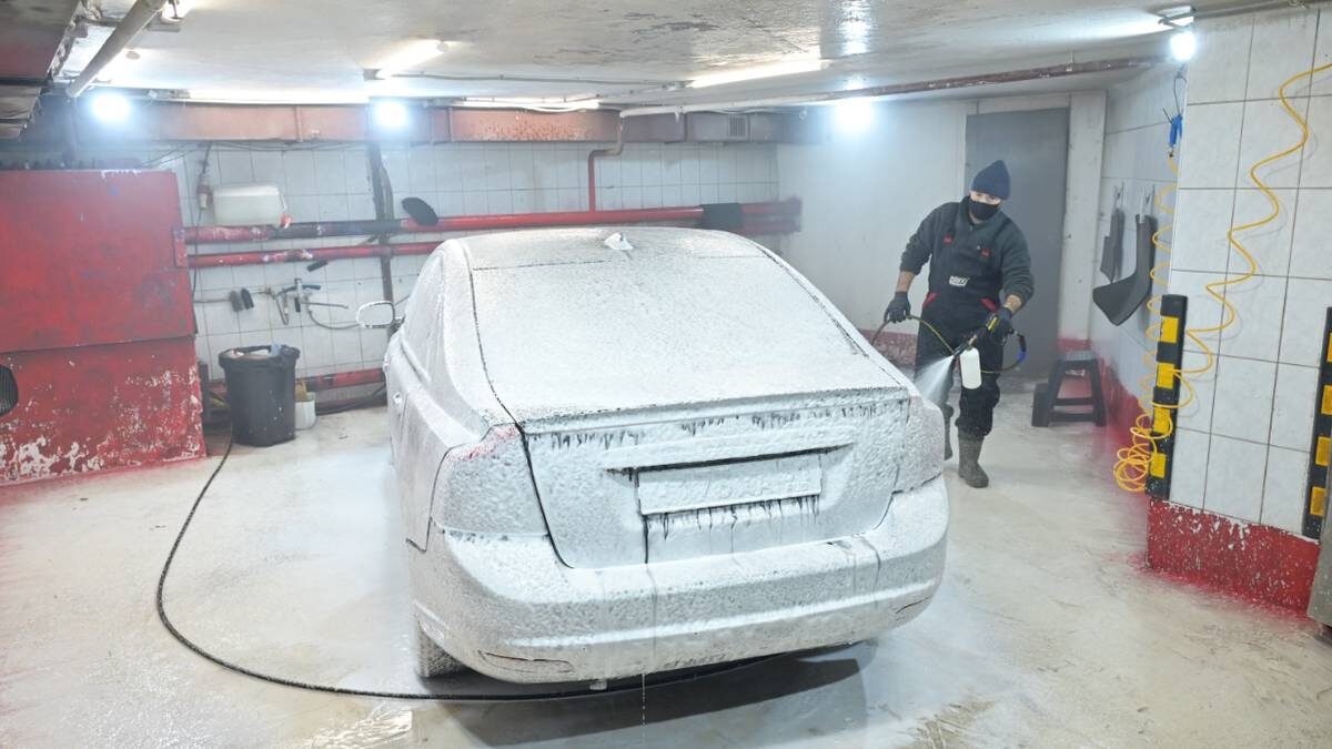    Сотрудник автомойки Наргиз Сабуров в работе использует респиратор / Фото: Дмитрий Дубинский / Вечерняя Москва