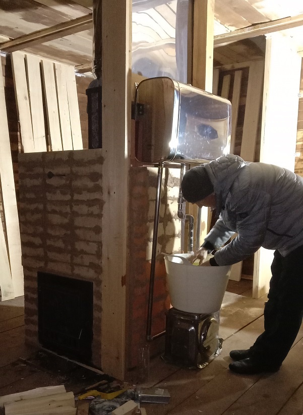 Начальный этап сборки перегородок внутри бани