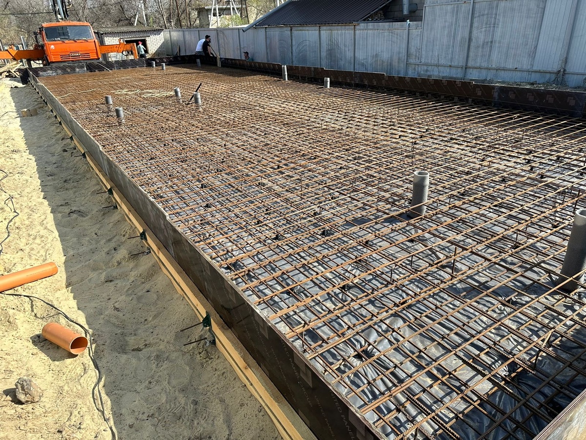Армирование плиты перед заливкой бетона