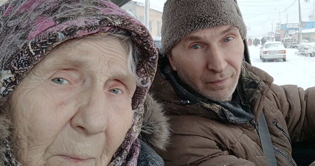 Подвёз бабушку на кладбище за 5000 рублей, а она расплатилась фальшивкой. Вернулся разбираться и спас ей жизнь