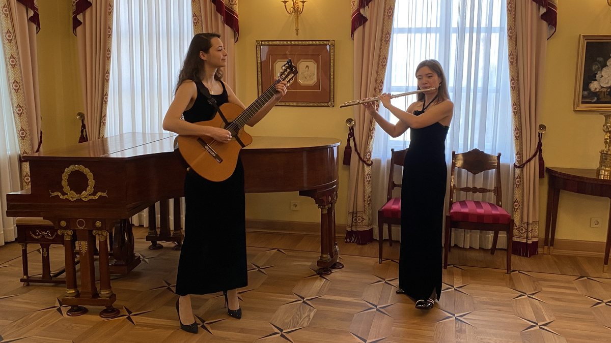 Александра Малышева (гитара) и Елизавета Стукалина (флейта) проводят экскурсию "Музыка в доме пушкинского счастья"