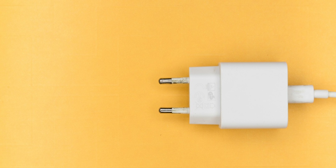 Зарядку без смартфона опасно оставлять в розетке — и вот почему