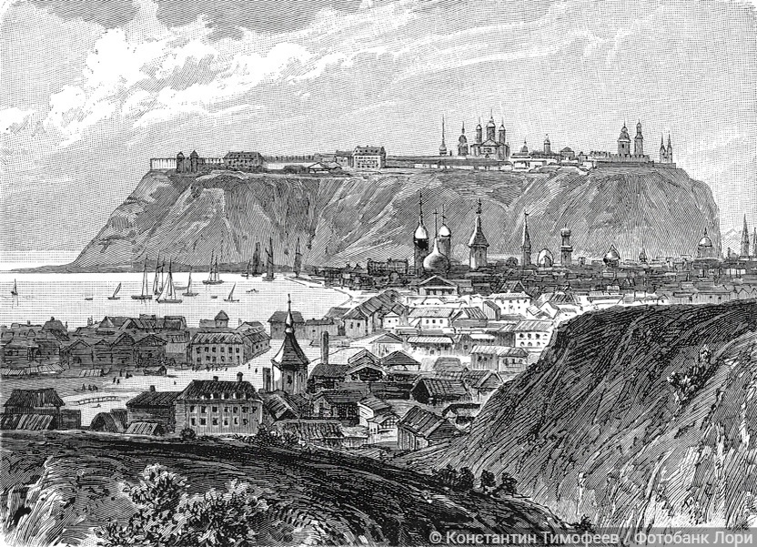 Сибирский город Тобольск с белыми стенами кремля, нависающими над деревянными домами и оживлённым портом на реке Иртыш, символизирующий расширение России на восток. Старинная иллюстрация, 1899 год