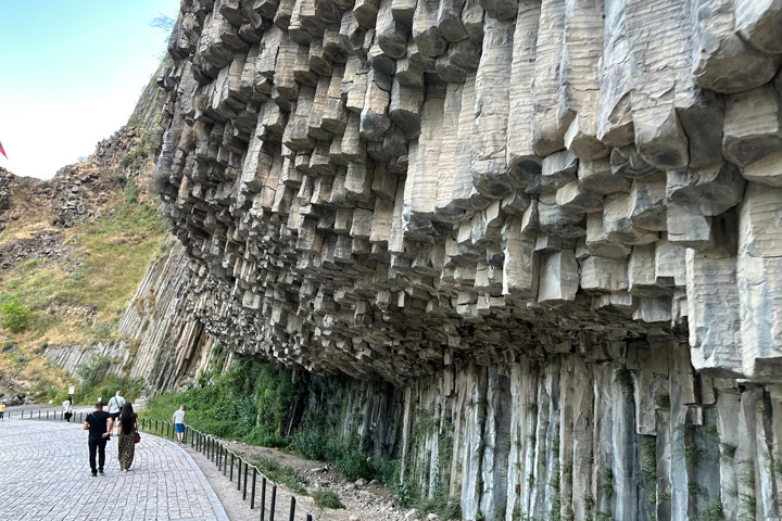 Симфония камней в Гарни - одно из самых впечатляющих природных мест в Армении. Базальтовые колонны, созданные природой, делают это ущелье похожим на гигантский каменный орган.