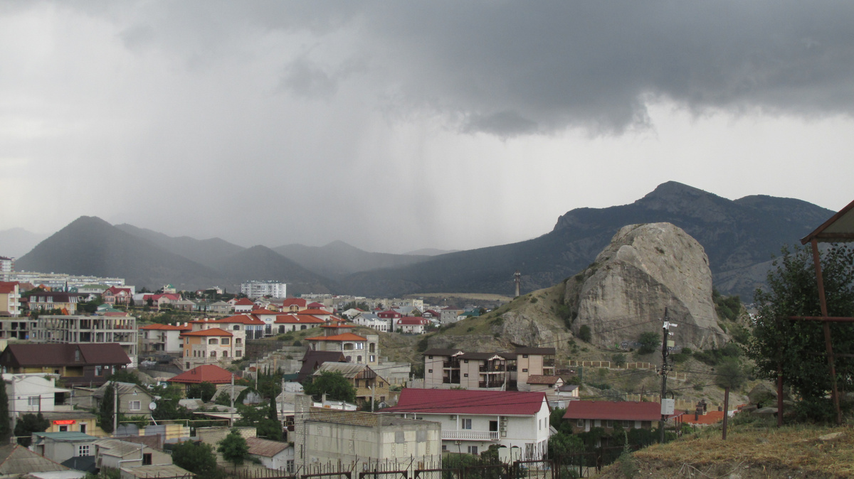 Сам замок находится в западной части городка "Судак". 