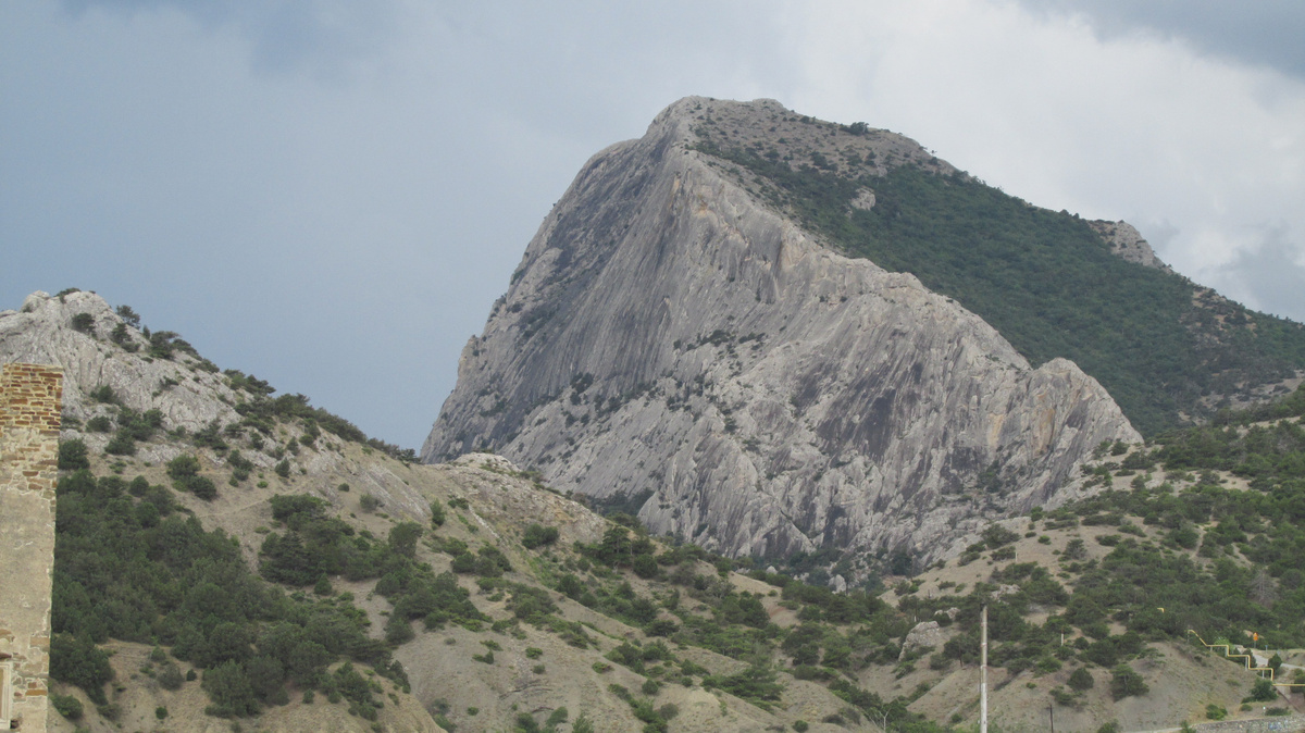 Вокруг крепости не мало отвесных скал, вид открывается по-настоящему захватывающий!