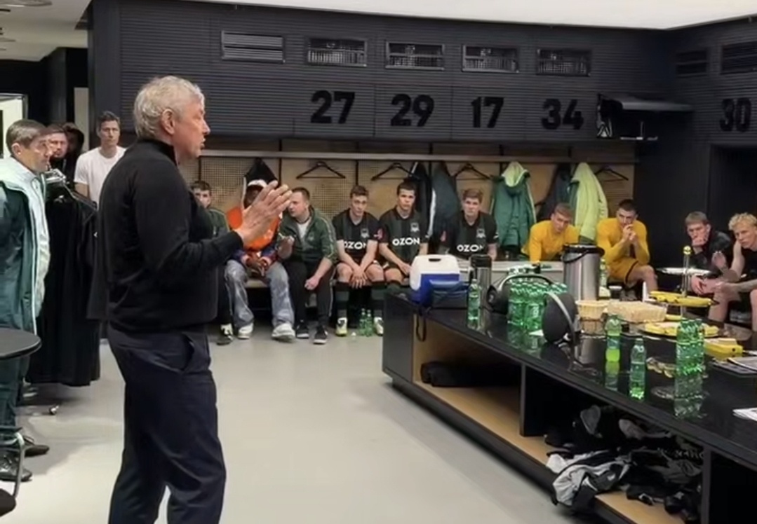 Сергей Галицкий выступает перед командой после победы над ЦСКА. Фото t.me/russiancup_official