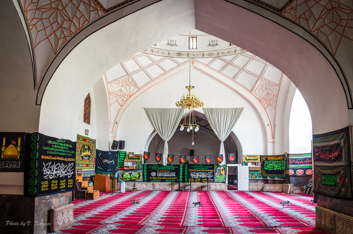 Внутри мечети