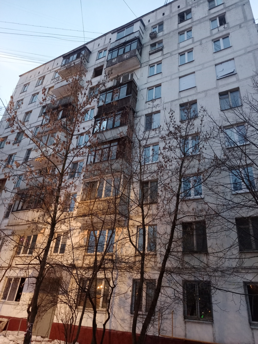 Один из расселенных домов. В забросе несколько месяцев