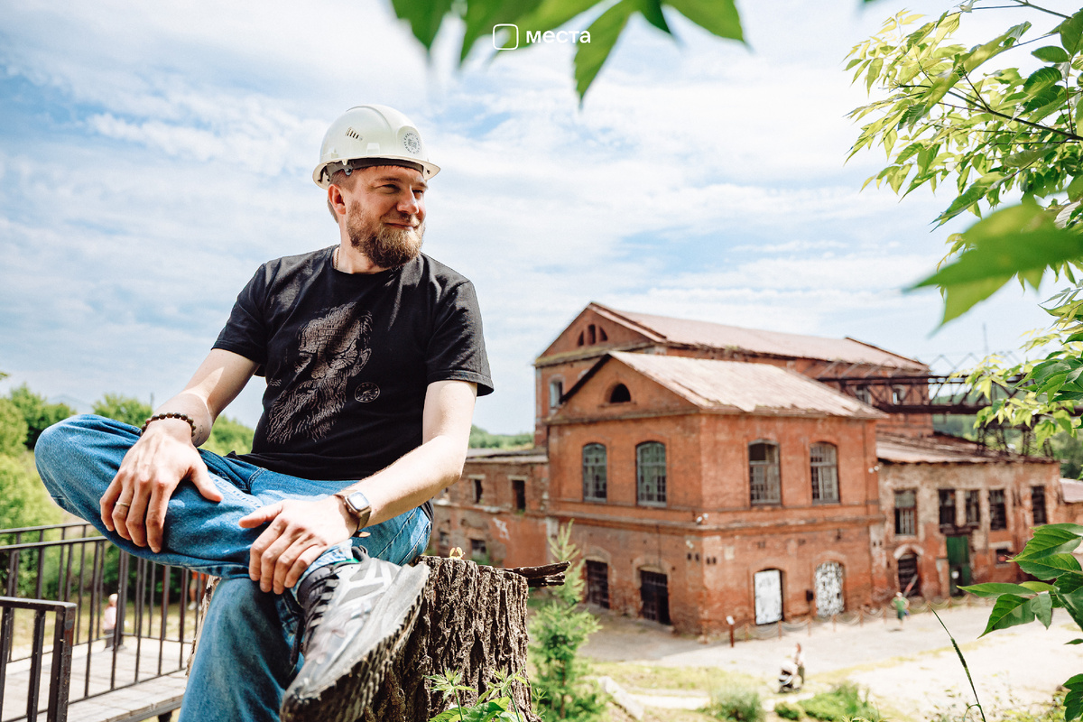 Александр Савичев на фоне Сысертского чугуноплавильного и железоделательного завода Турчаниновых-Соломирских. Источник: VK Места. Александр Савичев