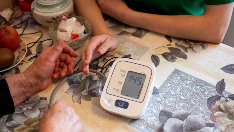     Волонтеры Алтай-Кокса передали тонометры пожилым жителям Заринска. Фото предоставлено компанией «Алтай-Кокс».