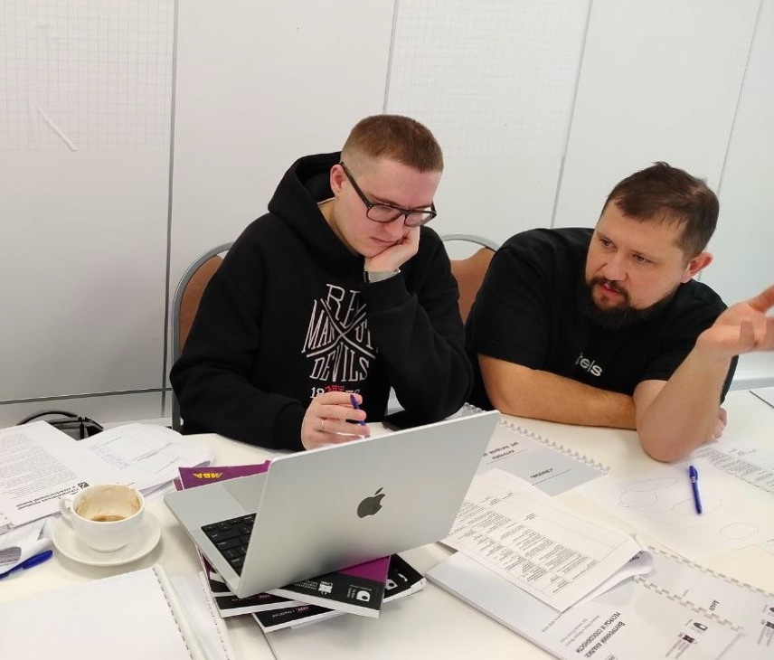 Утро начиналось с кофе и изучения новостей:(